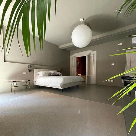 Torre Dell'Angelo B&B เดเซนซาโนเดลการ์ดา ภายนอก รูปภาพ